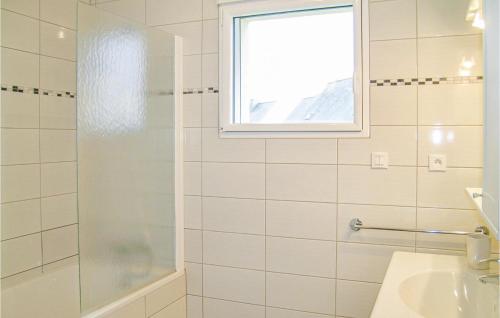 La salle de bains est pourvue d'une douche, d'un lavabo et d'une fenêtre. dans l'établissement Stunning Home In Lanmodez With 4 Bedrooms And Wifi, à Pommelin