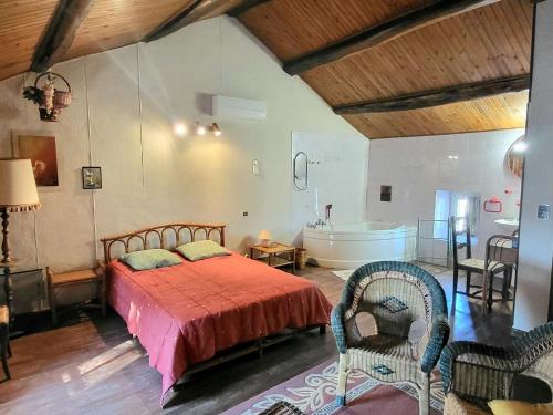 En eller flere senger på et rom på Cozy Holiday Home in Piolenc with Private Pool