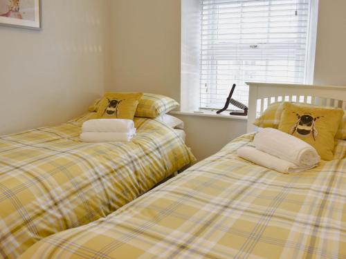 dos camas sentadas una al lado de la otra en una habitación en Treadle Cottage en Kirkby Lonsdale