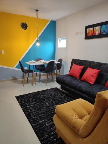 uma sala de estar com um sofá e uma mesa em 302-Cómodo y moderno apartamento de 2 habitaciones en la mejor zona céntrica de Ibagué em Ibagué