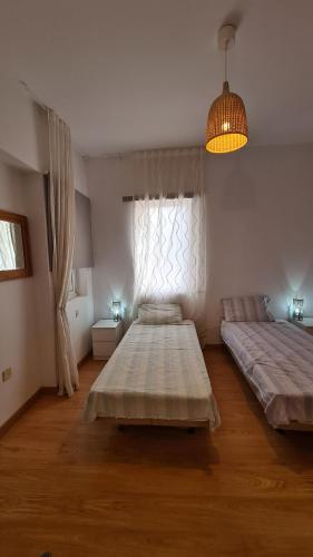 Ліжко або ліжка в номері 2 bedroom flat on Main Street