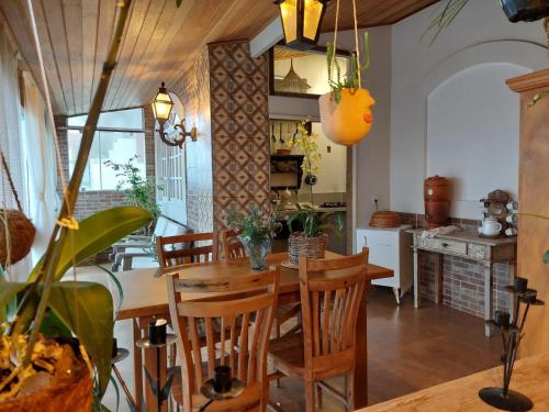a kitchen and dining room with a wooden table and chairs at Casa de Praia Alameda Azul in Guarapari