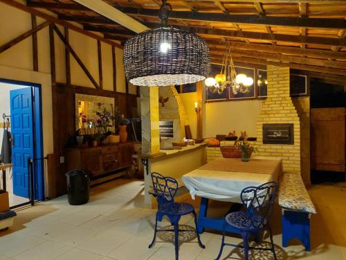 eine Küche mit Tisch und Stühlen in einem Zimmer in der Unterkunft Allameda Studio Casa de Praia in Guarapari