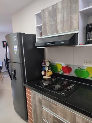 302-Cómodo y moderno apartamento de 2 habitaciones en la mejor zona céntrica de Ibaguéにあるキッチンまたは簡易キッチン