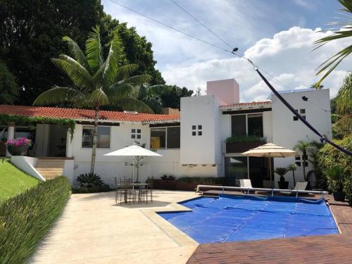 庫埃納瓦卡的住宿－Casa Paraís.Espectacular residencia,súper equipada，房屋前的游泳池
