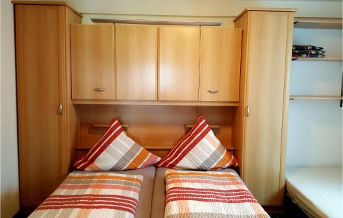 メーデバッハにあるCozy Apartment In Medebach-ddinghausen With Kitchenの小さな部屋のベッド1台に枕2つ