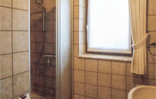 メーデバッハにあるCozy Apartment In Medebach-ddinghausen With Kitchenのバスルーム(シャワー、シンク、窓付)