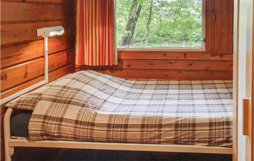 un piccolo letto in una camera con finestra di Stunning Home In Meppen With Kitchen a Meppen