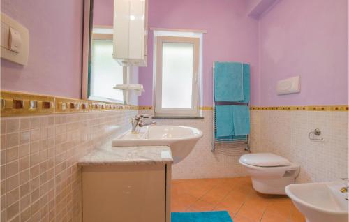 łazienka z umywalką i toaletą w obiekcie Villa Marino w mieście Tortora