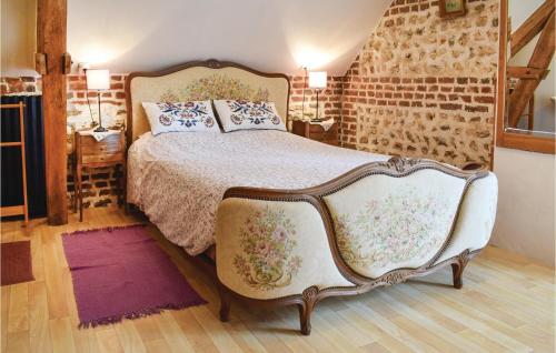 1 dormitorio con cama grande y alfombra morada en 6 Bedroom Awesome Home In Hericourt-en-caux, en Héricourt-en-Caux