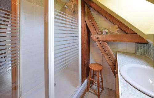 y baño con ducha y lavamanos. en 6 Bedroom Awesome Home In Hericourt-en-caux, en Héricourt-en-Caux