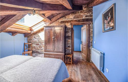 1 dormitorio con 1 cama, paredes azules y techos de madera en Gorgeous Apartment In Fonsagrada With Kitchen, en Fonsagrada