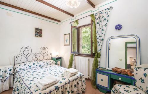 a bedroom with a bed and a mirror at Roselli in Roselli