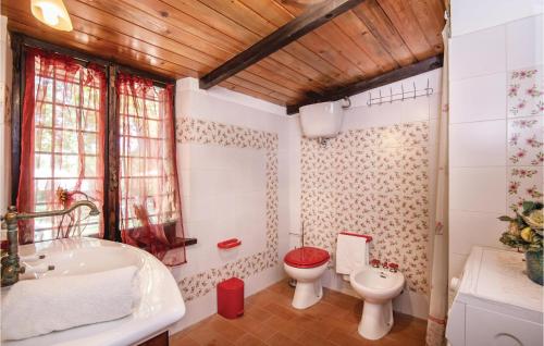 Roselli في Roselli: حمام مع مرحاض ومغسلة وحوض استحمام
