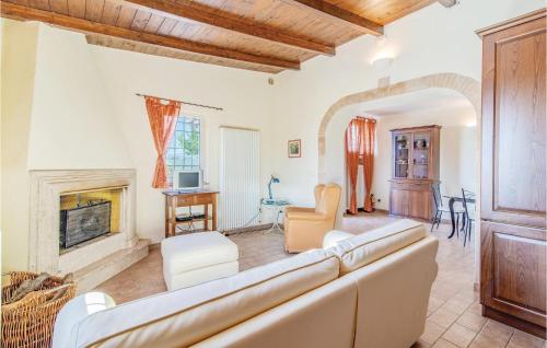 Una sala de estar con un sofá y una chimenea. en Aurora, en Orciano di Pesaro