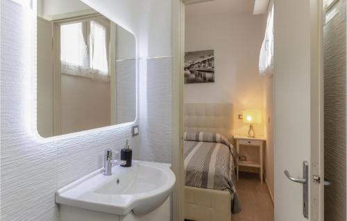 baño con lavabo, espejo y cama en Sul Mare, en Lido di Camaiore