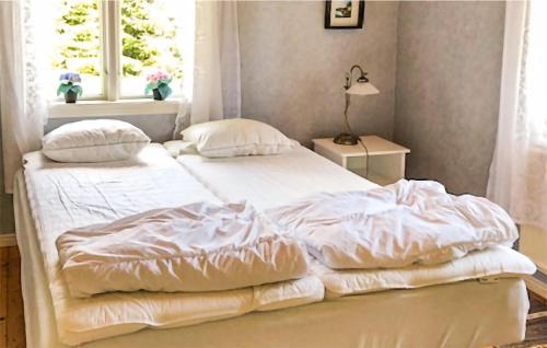 Säng eller sängar i ett rum på Cozy Home In Strmsnsbruk With Kitchen