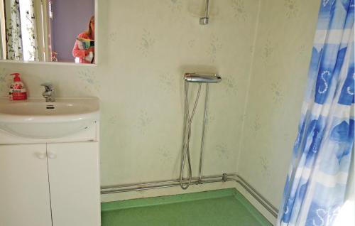 Ett badrum på Cozy Home In Strmsnsbruk With Kitchen