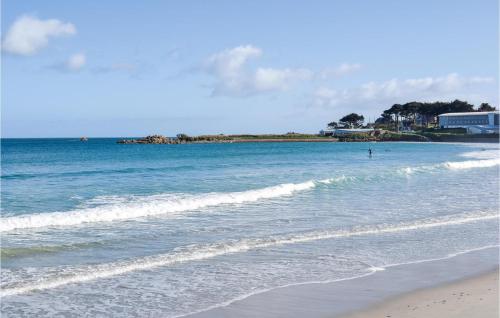 - Vistas al océano desde la playa en Gorgeous Home In Trévou Treguignec, en Trévou-Tréguignec