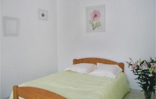 a bedroom with a bed with a pink flower on the wall at Stunning Home In Trvou Treguignec With 3 Bedrooms And Wifi in Trévou-Tréguignec