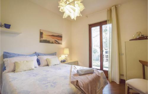 una camera da letto con un grande letto e un lampadario a braccio di Villa Lago Dei Cigni a Predore