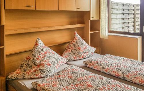dwie poduszki siedzące na łóżku w pokoju w obiekcie Amazing Apartment In Medebach-ddinghausen With Wifi w mieście Medebach