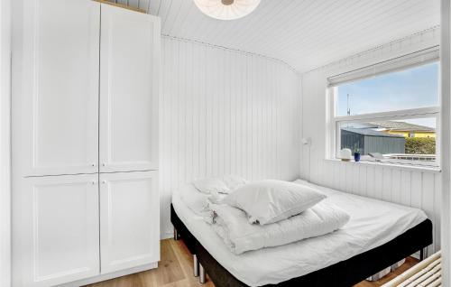 Hejls的住宿－3 Bedroom Cozy Home In Hejls，白色卧室配有带枕头的床和窗户