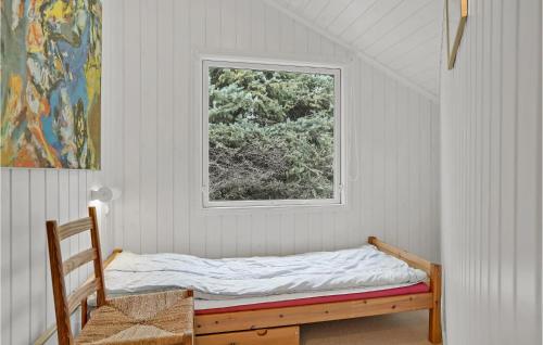 FjerritslevにあるAmazing Home In Fjerritslev With 3 Bedrooms, Sauna And Wifiの小さなベッドルーム(ベッド1台、窓付)