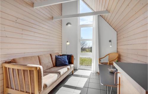 una sala de estar con un sofá y una mesa en Gorgeous Home In Hadsund With Wifi, en Hadsund