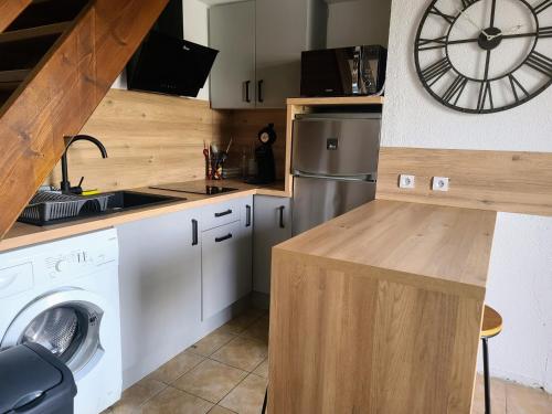 Photo de la galerie de l'établissement Pavillon F3 climatisé à 800m des plages avec jardin et parking - 5 couchages - FR-1-309-273, à Argelès-sur-Mer