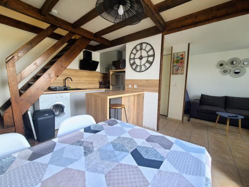 Photo de la galerie de l'établissement Pavillon F3 climatisé à 800m des plages avec jardin et parking - 5 couchages - FR-1-309-273, à Argelès-sur-Mer