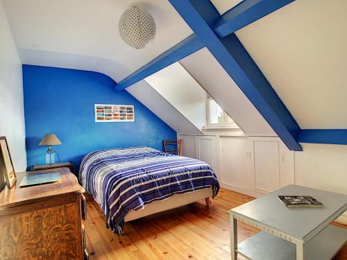 a bedroom with blue walls and a bed and a table at Maison Morgat, 5 pièces, 6 personnes - FR-1-370-54 in Crozon