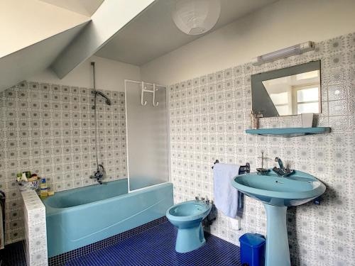 a bathroom with a sink and a toilet and a tub at Maison Morgat, 5 pièces, 6 personnes - FR-1-370-54 in Crozon