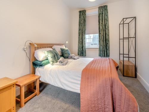 een slaapkamer met een bed en een raam bij The Old Workhouse in Great Driffield