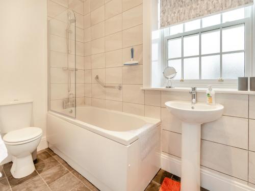 La salle de bains est pourvue d'une baignoire, d'un lavabo et de toilettes. dans l'établissement The Old Workhouse, à Great Driffield