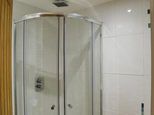 y baño con ducha y puerta de cristal. en Pennti Treth - Uk39455, en Saint Columb Minor