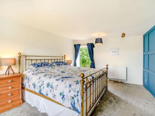 Ένα ή περισσότερα κρεβάτια σε δωμάτιο στο Castle Cottage