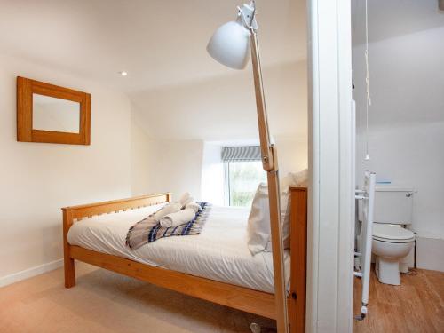 sypialnia z łóżkiem z lampką i toaletą w obiekcie The Farm House w mieście Porkellis