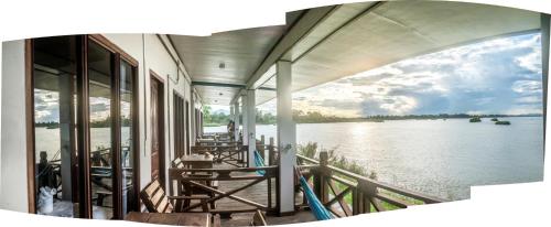 Ban Donsôm Tai的住宿－DON DET Souksan Sunset Guesthouse and The Xisland Riverview Studio，从建筑的门廊上可欣赏到水景