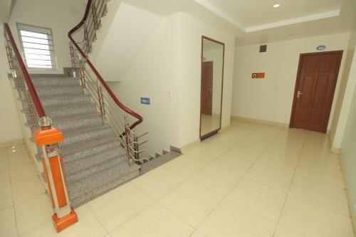 an empty hallway with stairs and a door at Nhà nghỉ hải phượng in Trại Kênh
