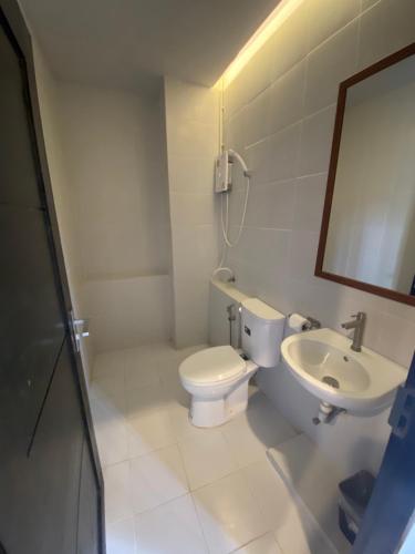 a bathroom with a toilet and a sink at Red Heritage Hotel in Ban Mon