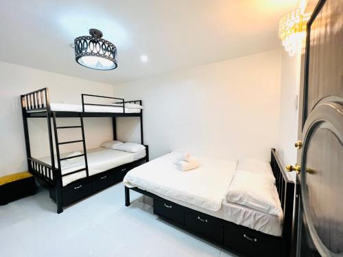 een slaapkamer met 2 stapelbedden en een lamp bij Kalombratsos Residence in Supa