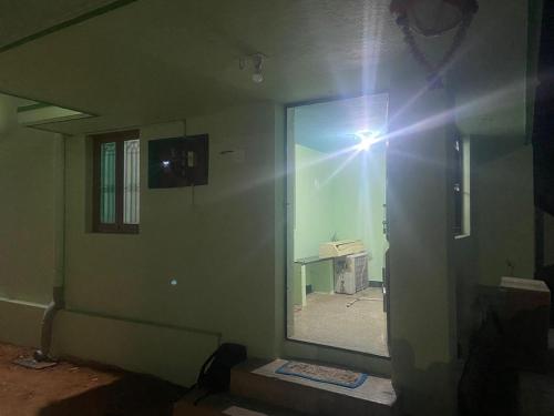 - une fenêtre dans une pièce avec un miroir dans l'établissement Castle50 - Green Villa homestay, à Coimbatore