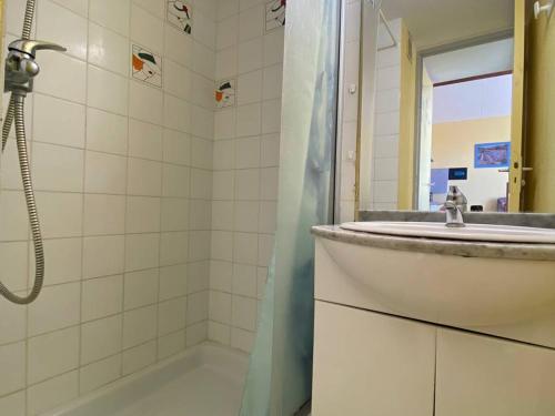 une salle de bain avec un lavabo et une douche dans l'établissement Villa T2+Mezzanine, 6 pers, plage, parking, Port Leucate - FR-1-81-582, à Port-Leucate