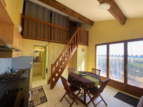 une cuisine et une salle à manger avec une table et un escalier dans l'établissement Villa T2+Mezzanine, 6 pers, plage, parking, Port Leucate - FR-1-81-582, à Port-Leucate