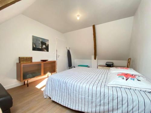 a bedroom with a bed and a television at Maison calme avec jardin privé, 4 couchages, proche de La Baule - FR-1-245-176 in Saint-André-des-Eaux