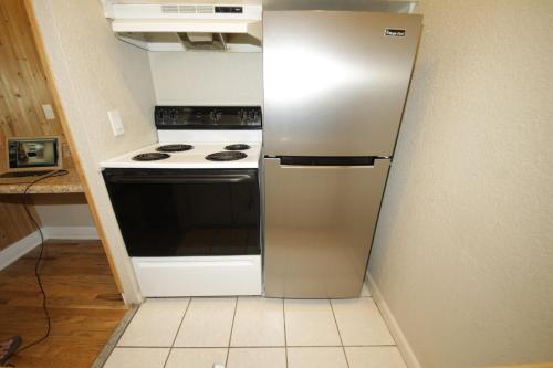 a kitchen with a refrigerator and a stove at Hyde Park Hotel in Tampa