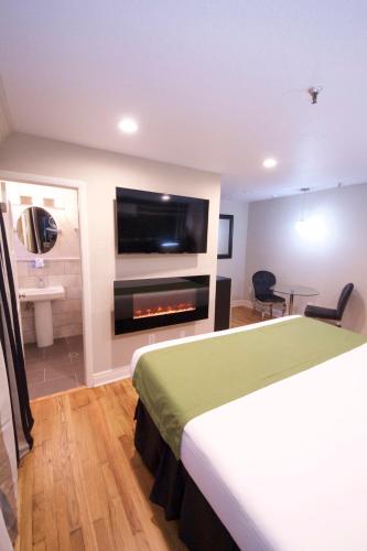 a hotel room with a bed and a fireplace at Hyde Park Hotel in Tampa