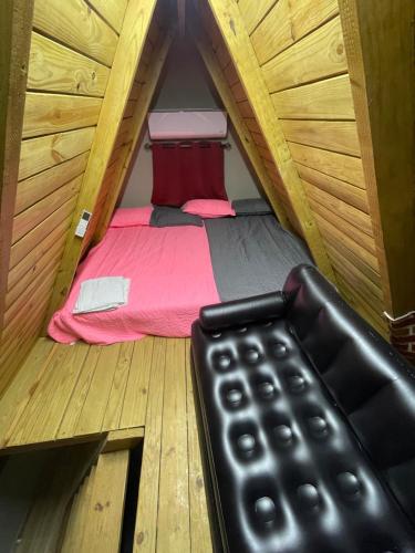 a room with a bed in a tiny house at Villa completa confotable para 9 personas in Pedernales