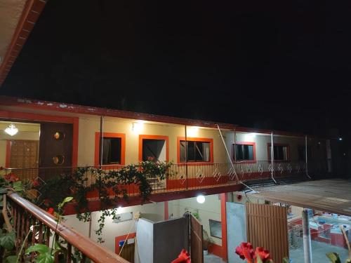 een gebouw met een balkon in de nacht bij Hotel D Silva in Tochimilco